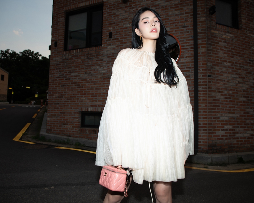 Jolie Nguyễn biến hoá phong cách khi dạo phố Hàn Quốc - Ảnh 1. Jolie Nguyễn biến hoá phong cách khi dạo phố Hàn Quốc - Ảnh 1.