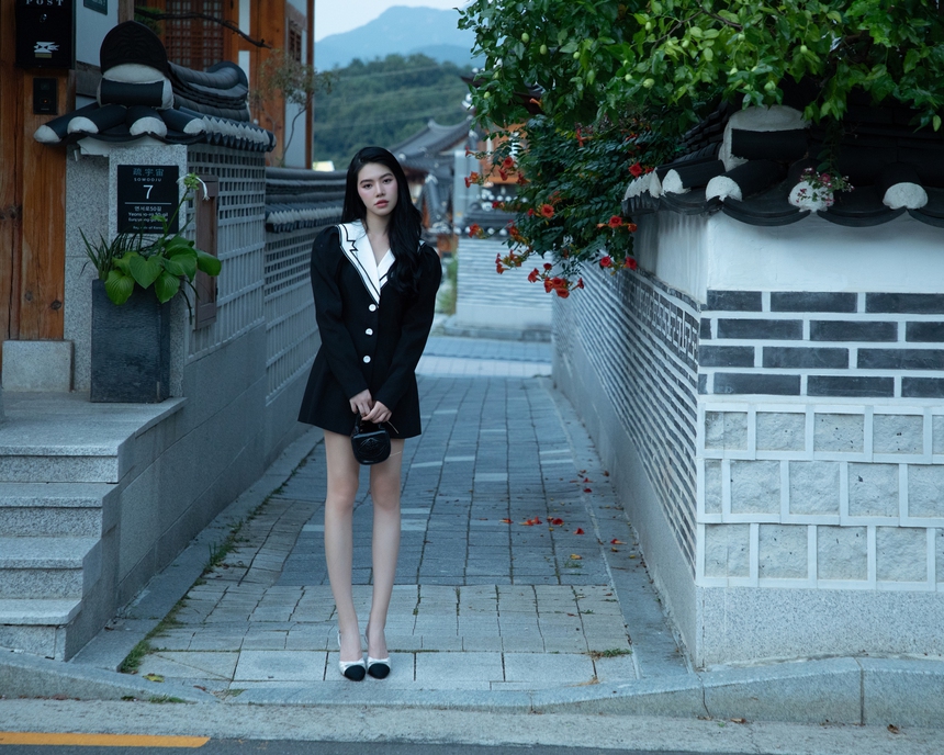 Jolie Nguyễn biến hoá phong cách khi dạo phố Hàn Quốc - Ảnh 5. Jolie Nguyễn biến hoá phong cách khi dạo phố Hàn Quốc - Ảnh 5.