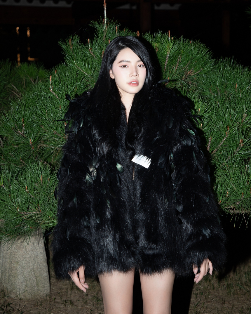 Jolie Nguyễn biến hoá phong cách khi dạo phố Hàn Quốc - Ảnh 4. Jolie Nguyễn biến hoá phong cách khi dạo phố Hàn Quốc - Ảnh 4.