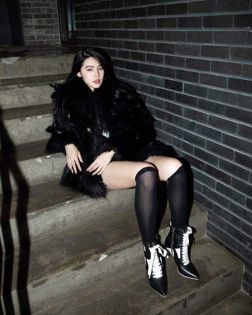 Jolie Nguyễn biến hoá phong cách khi dạo phố Hàn Quốc - Ảnh 3. Jolie Nguyễn biến hoá phong cách khi dạo phố Hàn Quốc - Ảnh 3.