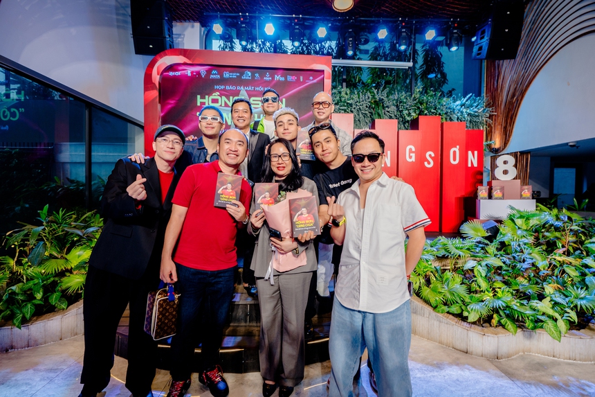 Dàn anh trai chúc mừng Hồng Sơn ra mắt tự truyện về sự nghiệp - Ảnh 2. Dàn anh trai chúc mừng Hồng Sơn ra mắt tự truyện về sự nghiệp - Ảnh 2.