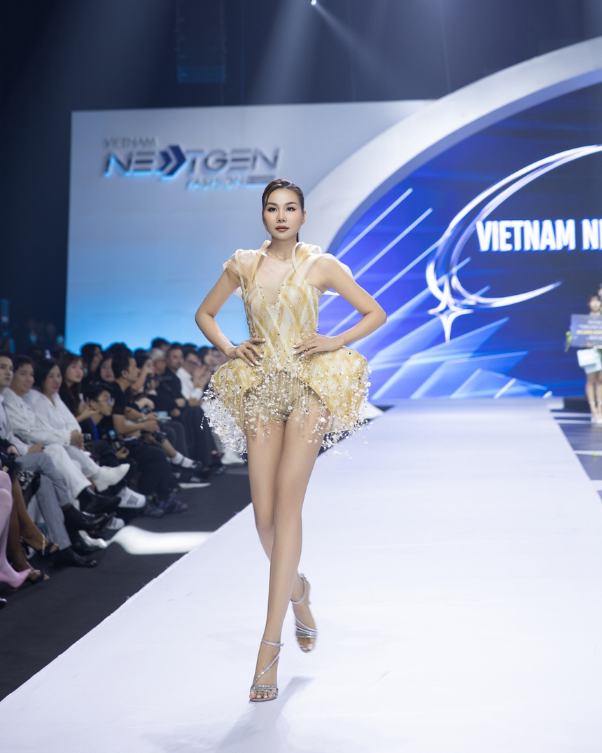 Thanh Hằng thay 3 bộ trang phục khi làm giám khảo show thời trang - Ảnh 5.
