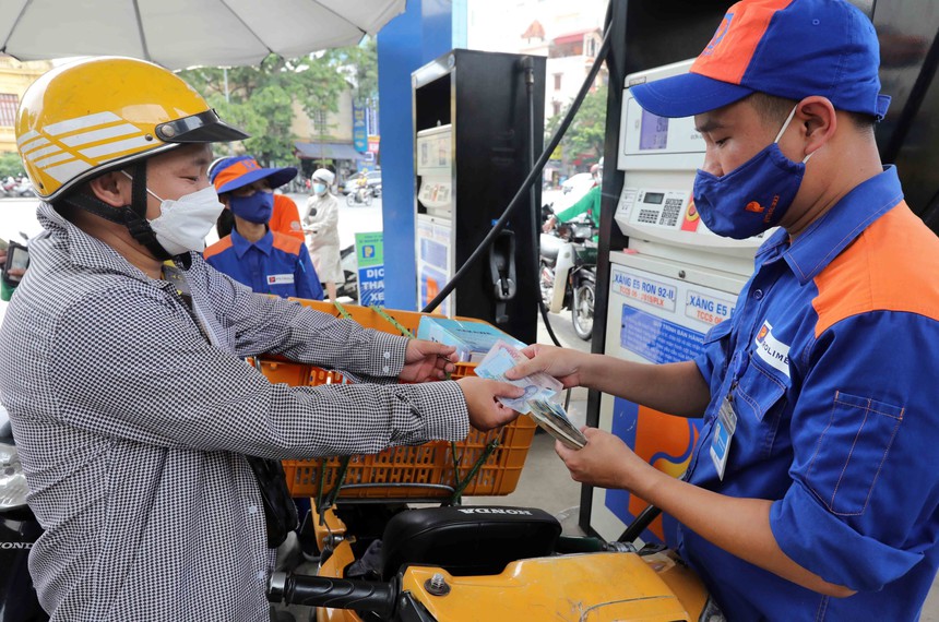 Giá xăng dầu đồng loạt tăng mạnh - Ảnh 1. Giá xăng dầu đồng loạt tăng mạnh - Ảnh 1.