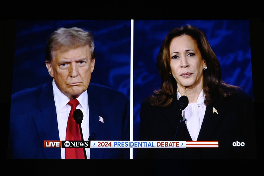 Bầu cử Mỹ 2024: Bà Kamala Harris dẫn trước ông Donald Trump 4 điểm trong số các cử tri tiềm năng - Ảnh 1. Bầu cử Mỹ 2024: Bà Kamala Harris dẫn trước ông Donald Trump 4 điểm trong số các cử tri tiềm năng - Ảnh 1.