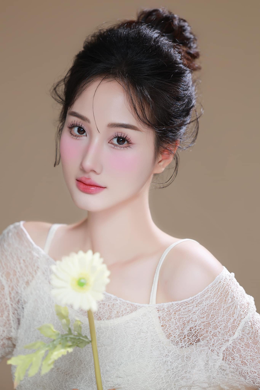 Học vấn 'ổn áp' của hai nữ phụ xinh đẹp trong 'Đi giữa trời rực rỡ' - Ảnh 3. Học vấn 'ổn áp' của hai nữ phụ xinh đẹp trong 'Đi giữa trời rực rỡ' - Ảnh 3.