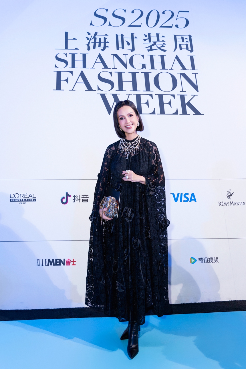 Mỹ nhân Việt diện sắc đen quyến rũ dự show NTK Đỗ Mạnh Cường tại Thượng Hải - Ảnh 1. Mỹ nhân Việt diện sắc đen quyến rũ dự show NTK Đỗ Mạnh Cường tại Thượng Hải - Ảnh 1.