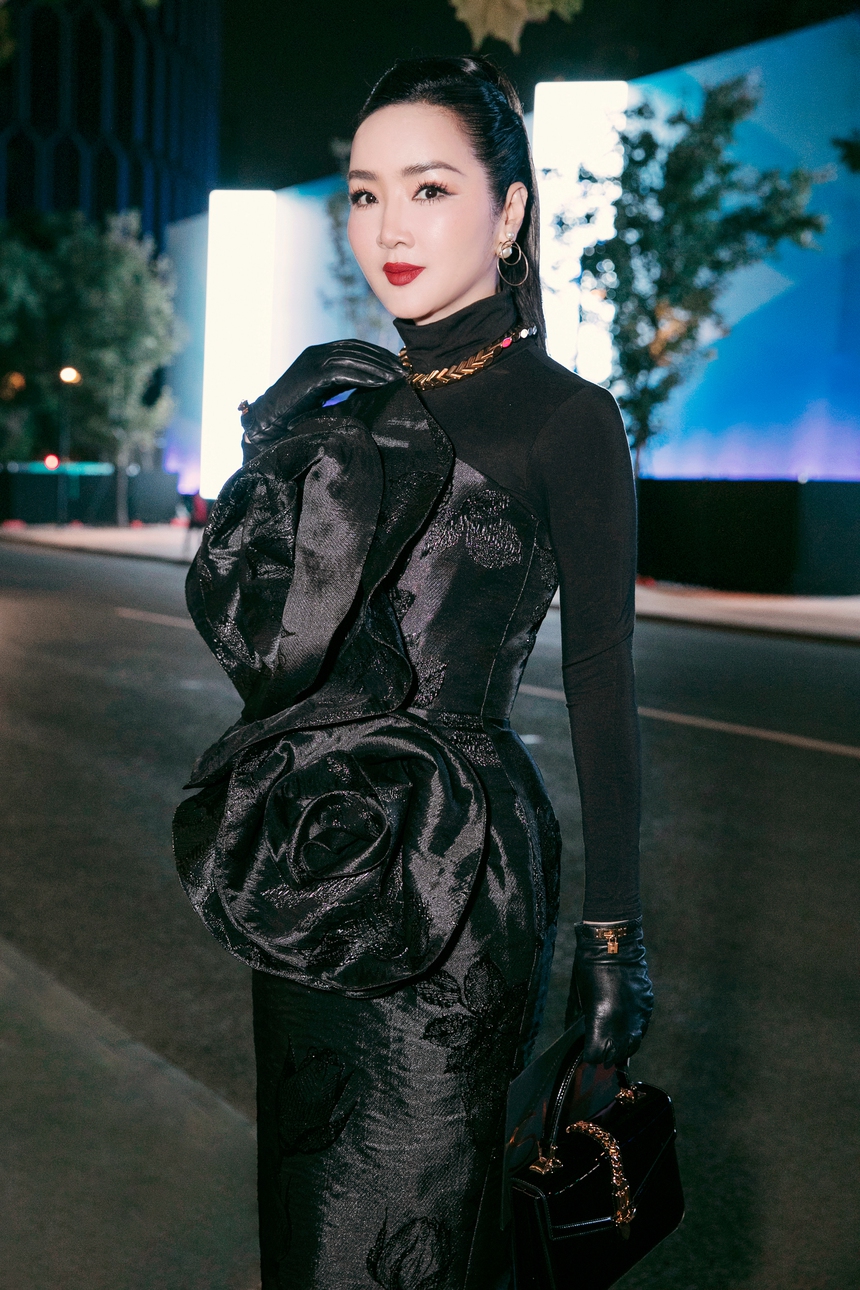 Mỹ nhân Việt diện sắc đen quyến rũ dự show NTK Đỗ Mạnh Cường tại Thượng Hải - Ảnh 2. Mỹ nhân Việt diện sắc đen quyến rũ dự show NTK Đỗ Mạnh Cường tại Thượng Hải - Ảnh 2.