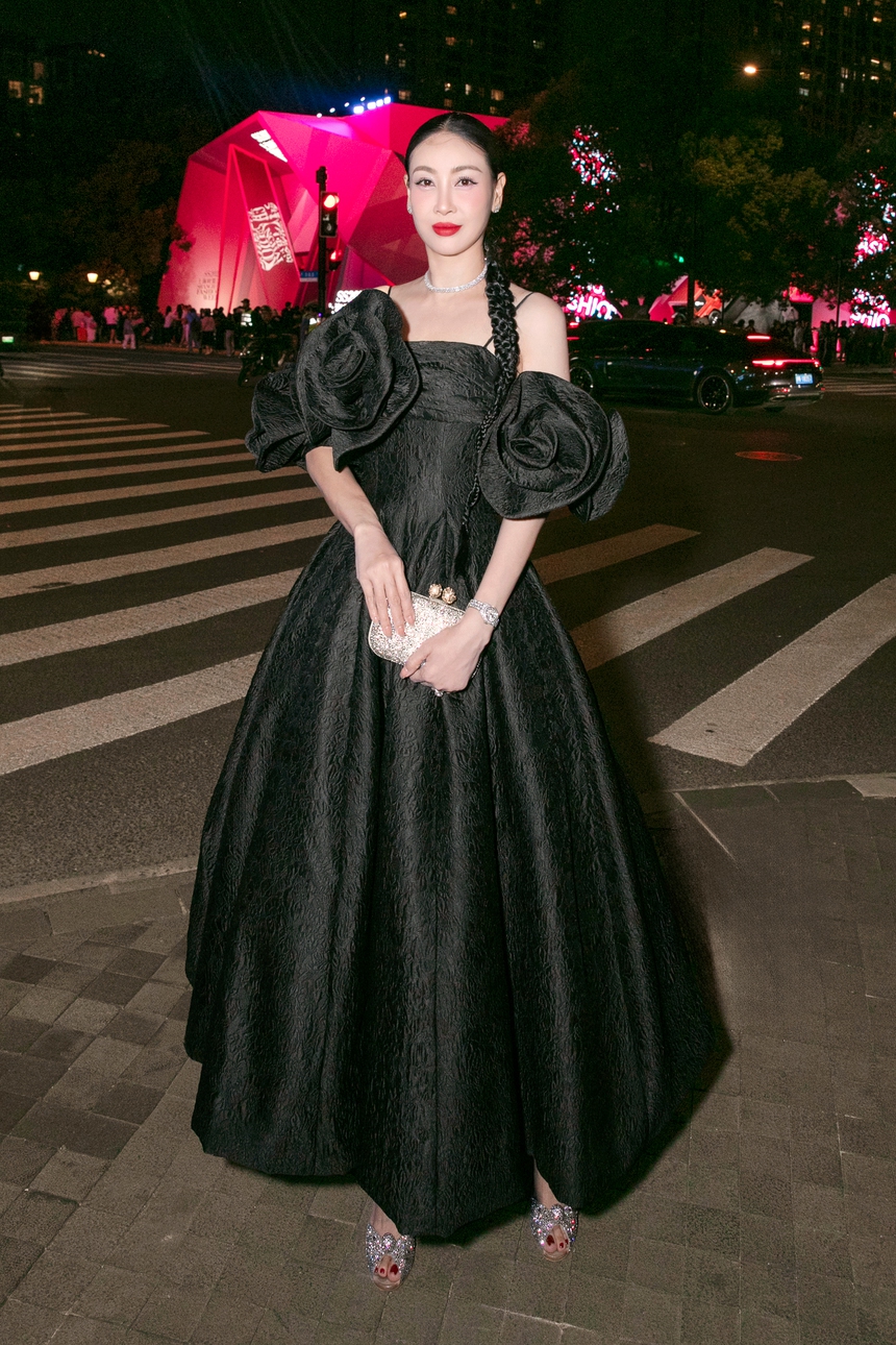 Mỹ nhân Việt diện sắc đen quyến rũ dự show NTK Đỗ Mạnh Cường tại Thượng Hải - Ảnh 3. Mỹ nhân Việt diện sắc đen quyến rũ dự show NTK Đỗ Mạnh Cường tại Thượng Hải - Ảnh 3.