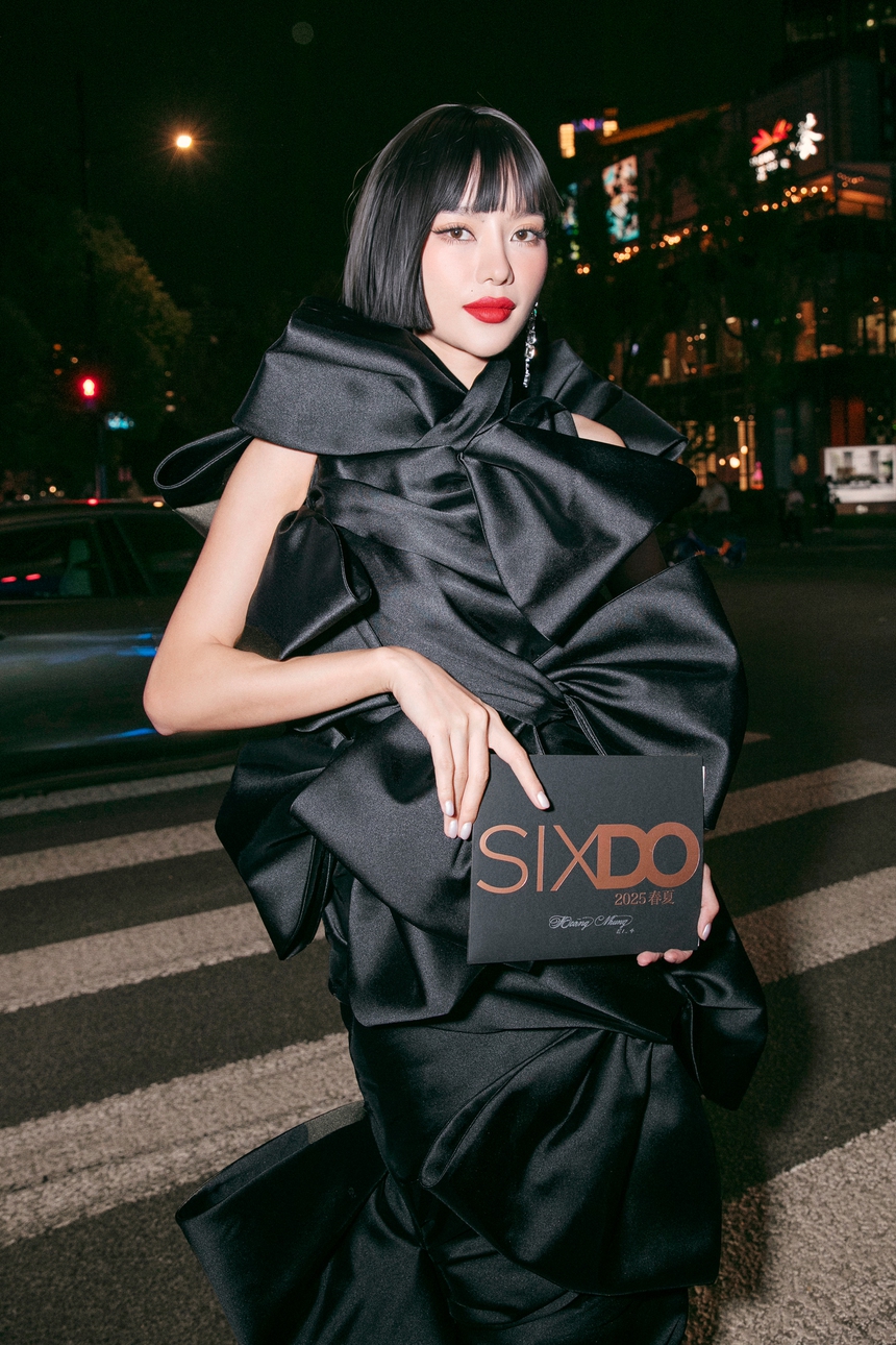 Mỹ nhân Việt diện sắc đen quyến rũ dự show NTK Đỗ Mạnh Cường tại Thượng Hải - Ảnh 8. Mỹ nhân Việt diện sắc đen quyến rũ dự show NTK Đỗ Mạnh Cường tại Thượng Hải - Ảnh 8.