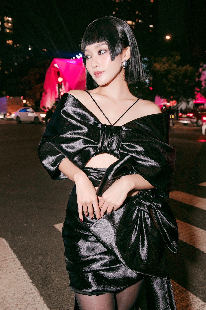 Mỹ nhân Việt diện sắc đen quyến rũ dự show NTK Đỗ Mạnh Cường tại Thượng Hải - Ảnh 9. Mỹ nhân Việt diện sắc đen quyến rũ dự show NTK Đỗ Mạnh Cường tại Thượng Hải - Ảnh 9.