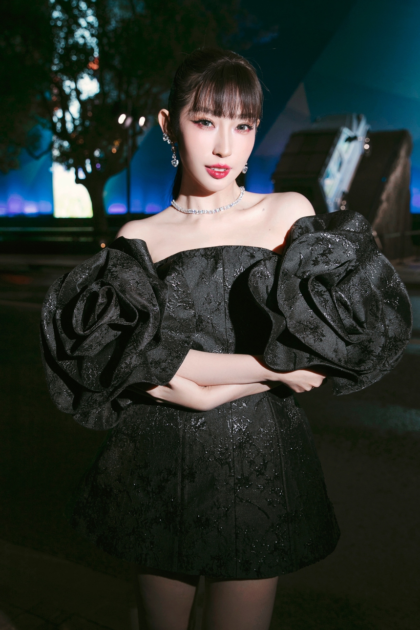 Mỹ nhân Việt diện sắc đen quyến rũ dự show NTK Đỗ Mạnh Cường tại Thượng Hải - Ảnh 6. Mỹ nhân Việt diện sắc đen quyến rũ dự show NTK Đỗ Mạnh Cường tại Thượng Hải - Ảnh 6.