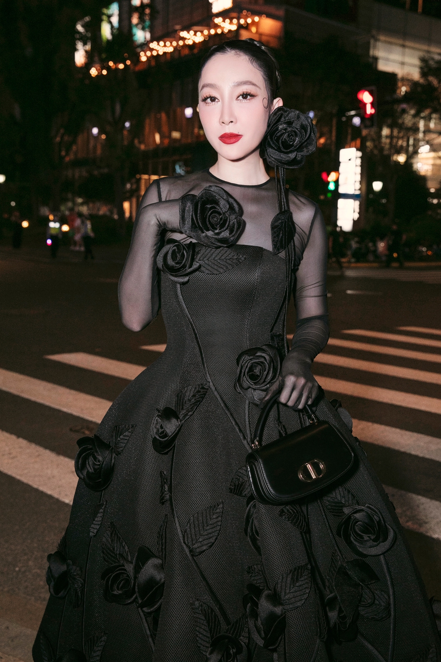 Mỹ nhân Việt diện sắc đen quyến rũ dự show NTK Đỗ Mạnh Cường tại Thượng Hải - Ảnh 4. Mỹ nhân Việt diện sắc đen quyến rũ dự show NTK Đỗ Mạnh Cường tại Thượng Hải - Ảnh 4.
