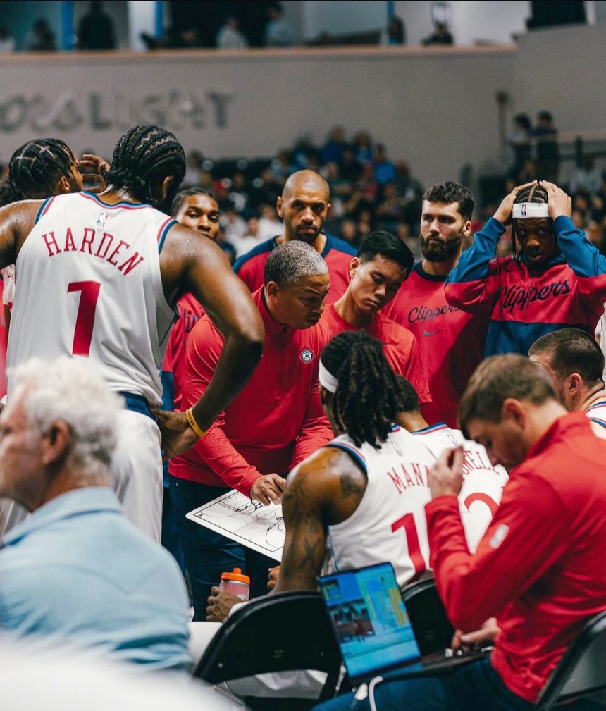 Cựu tuyển thủ bóng rổ Việt Nam chinh phục NBA theo cách riêng - Ảnh 1. Cựu tuyển thủ bóng rổ Việt Nam chinh phục NBA theo cách riêng - Ảnh 1.