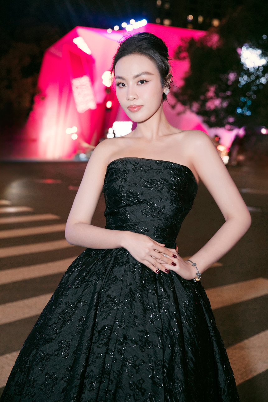 Mỹ nhân Việt diện sắc đen quyến rũ dự show NTK Đỗ Mạnh Cường tại Thượng Hải - Ảnh 11. Mỹ nhân Việt diện sắc đen quyến rũ dự show NTK Đỗ Mạnh Cường tại Thượng Hải - Ảnh 11.