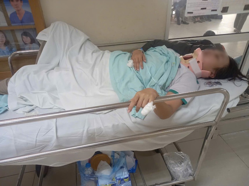 Tạm ngừng học tập 6 nữ sinh để làm rõ hành vi liên quan đánh bạn, gây thương tích - Ảnh 1. Tạm ngừng học tập 6 nữ sinh để làm rõ hành vi liên quan đánh bạn, gây thương tích - Ảnh 1.