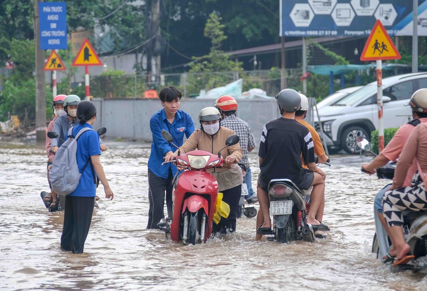 Triều cường rằm tháng Chín ở Cần Thơ có thể vượt đỉnh lịch sử - Ảnh 2.