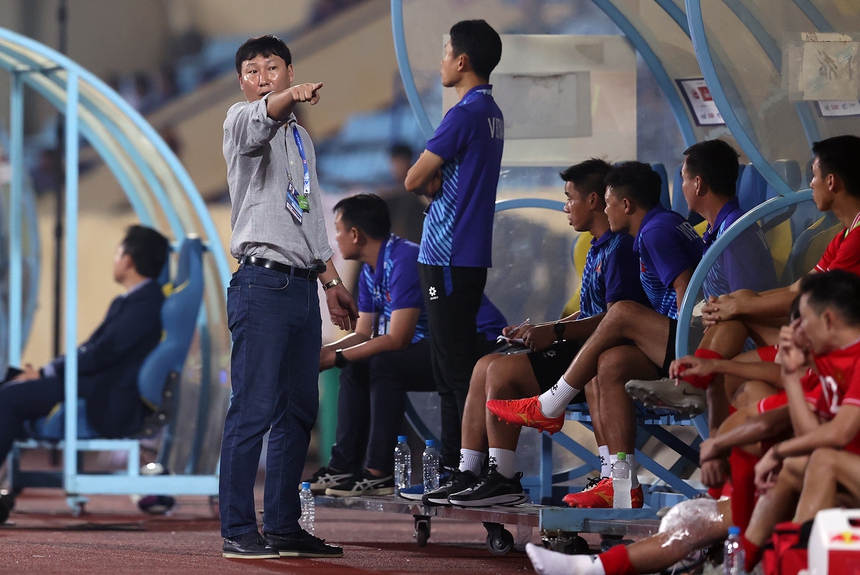 Câu chuyện thể thao: Trong sóng dữ, ai vững tay chèo? - Ảnh 1. Câu chuyện thể thao: Trong sóng dữ, ai vững tay chèo? - Ảnh 1.