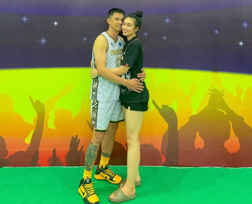 Chủ công bóng chuyền nữ Việt Nam lấy chồng hơn 17 tuổi, sinh con đầu lòng đúng năm Giáp Thìn - Ảnh 1. Chủ công bóng chuyền nữ Việt Nam lấy chồng hơn 17 tuổi, sinh con đầu lòng đúng năm Giáp Thìn - Ảnh 1.