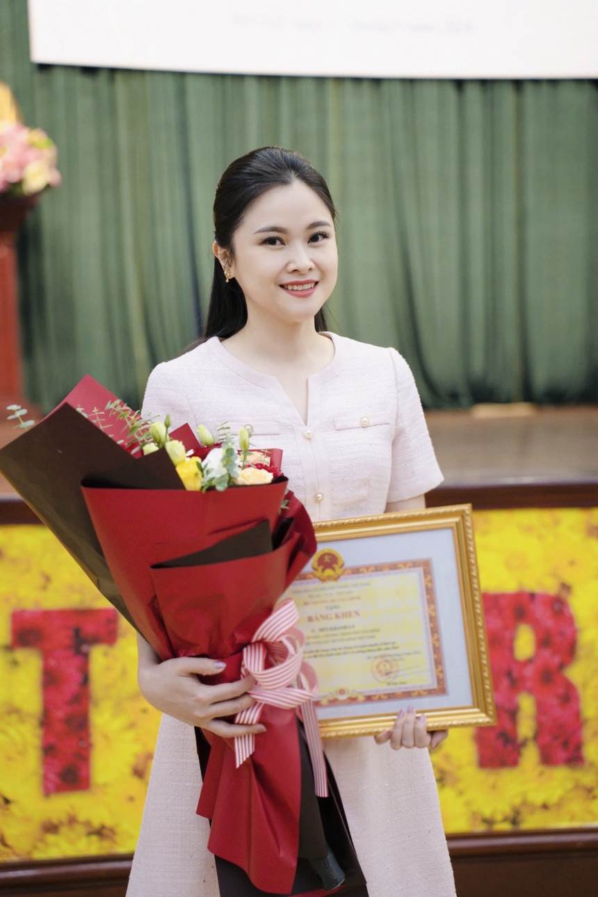 Nữ BTV quen thuộc của những chương trình tài chính, chứng khoán trên sóng truyền hình - Ảnh 4. Nữ BTV quen thuộc của những chương trình tài chính, chứng khoán trên sóng truyền hình - Ảnh 4.