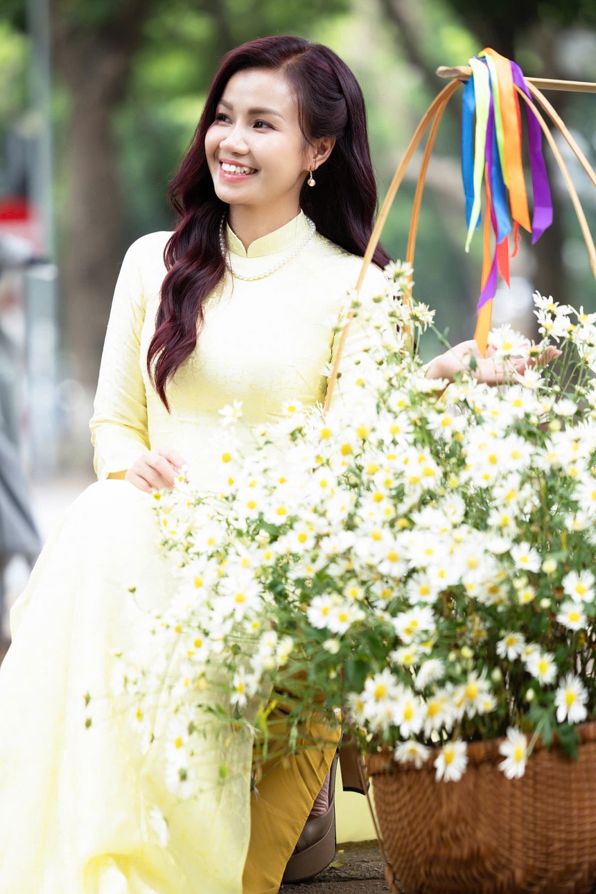Vợ doanh nhân của nam ca sĩ Tuấn Anh Sao mai rạng rỡ trong tà áo dài - Ảnh 4.