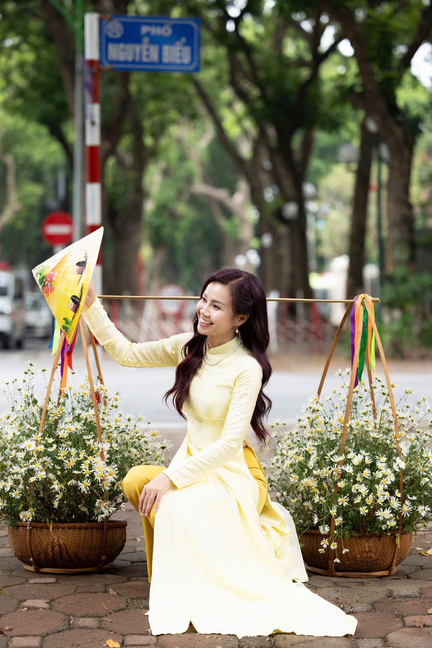 Vợ doanh nhân của nam ca sĩ Tuấn Anh Sao mai rạng rỡ trong tà áo dài - Ảnh 5.