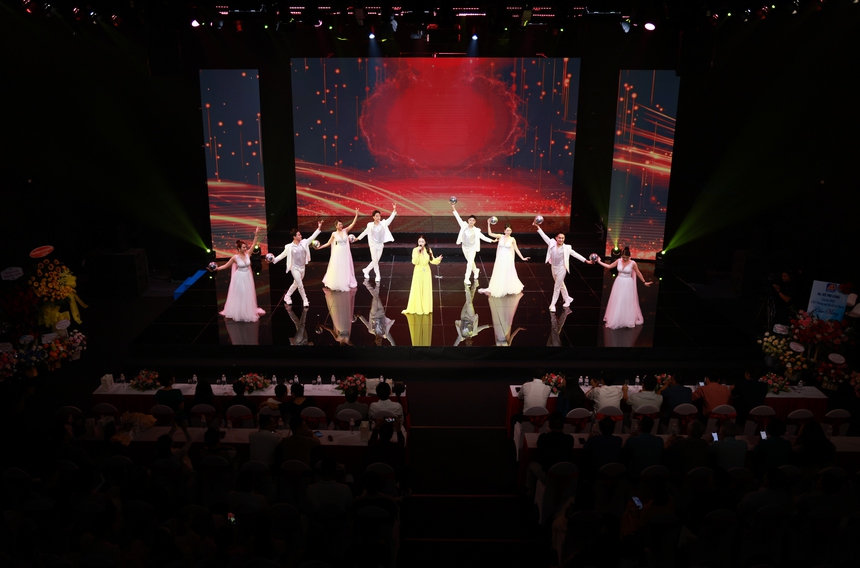 Ca sĩ trẻ Khánh Thy: Ra mắt bộ đôi MV và album đầu tay "Ừ thôi em lấy chồng" - Ảnh 5. Ca sĩ trẻ Khánh Thy: Ra mắt bộ đôi MV và album đầu tay "Ừ thôi em lấy chồng" - Ảnh 5.