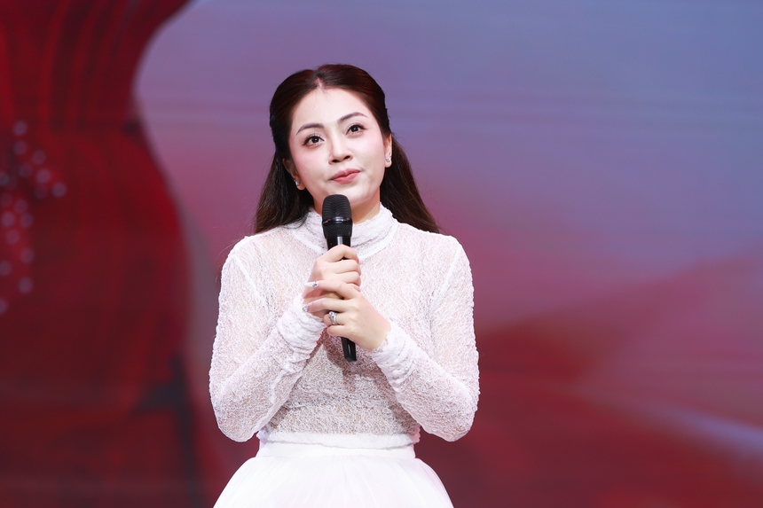 Ca sĩ trẻ Khánh Thy: Ra mắt bộ đôi MV và album đầu tay "Ừ thôi em lấy chồng" - Ảnh 1. Ca sĩ trẻ Khánh Thy: Ra mắt bộ đôi MV và album đầu tay "Ừ thôi em lấy chồng" - Ảnh 1.