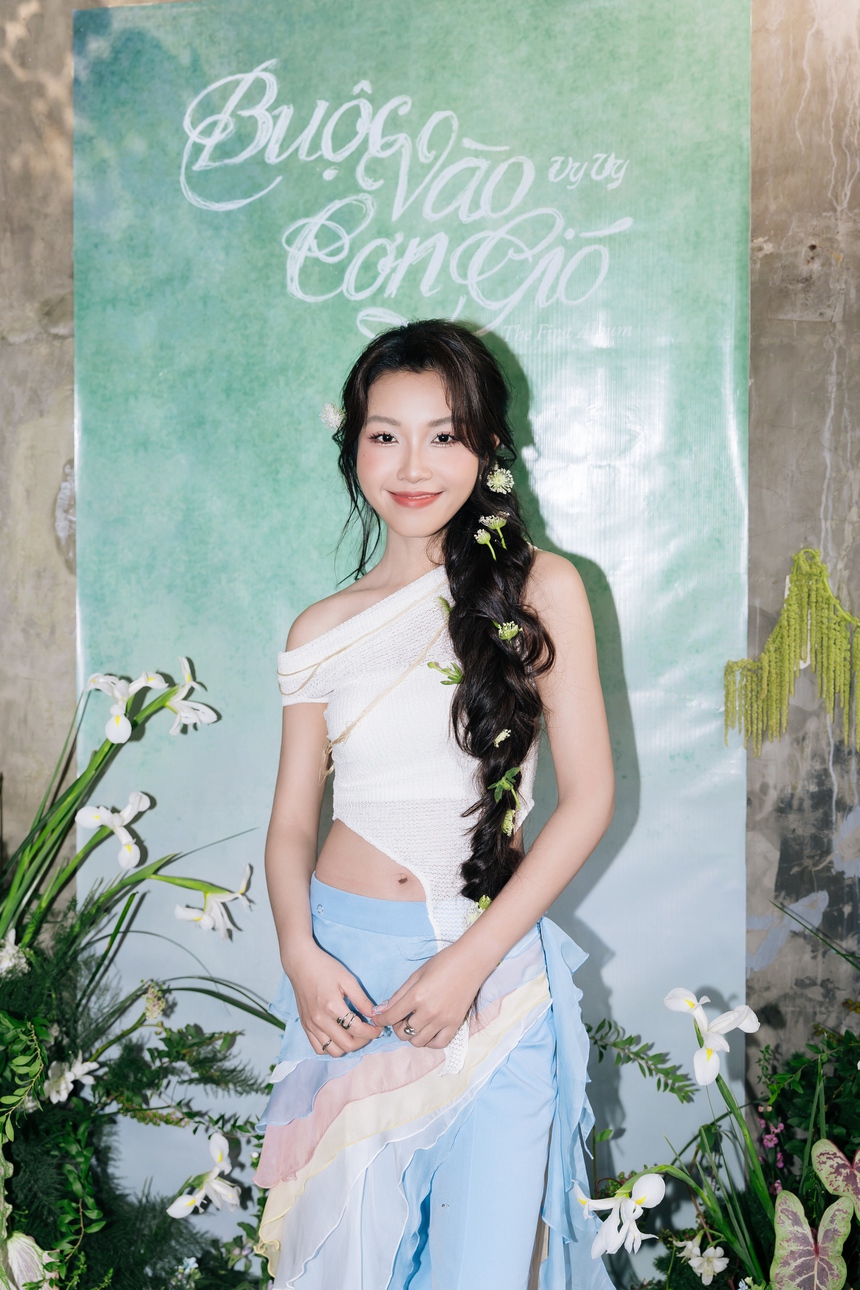 Vy Vy kết hợp Hoàng Dũng trong album đầu tay "Buộc vào cơn gió" - Ảnh 1.