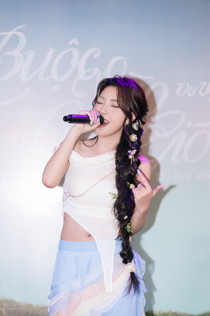 Vy Vy kết hợp Hoàng Dũng trong album đầu tay "Buộc vào cơn gió" - Ảnh 2.