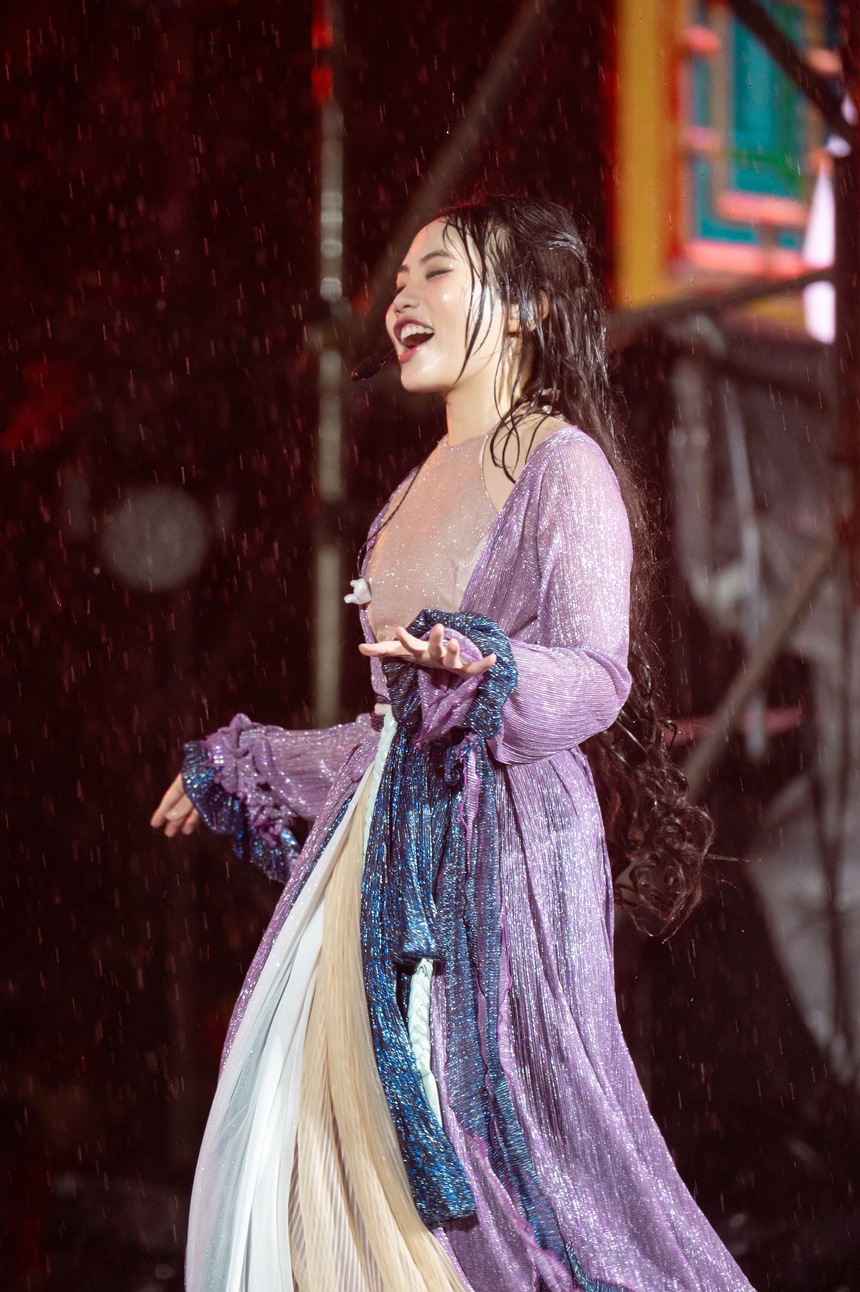 Phương Mỹ Chi hát dưới mưa cùng 10.000 khán giả - Ảnh 10.