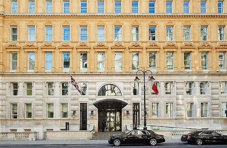 Angelina Jolie "lén lút" đưa bạn trai kém tuổi vào phòng khách sạn của cô ở London trong 2 đêm - Ảnh 5.