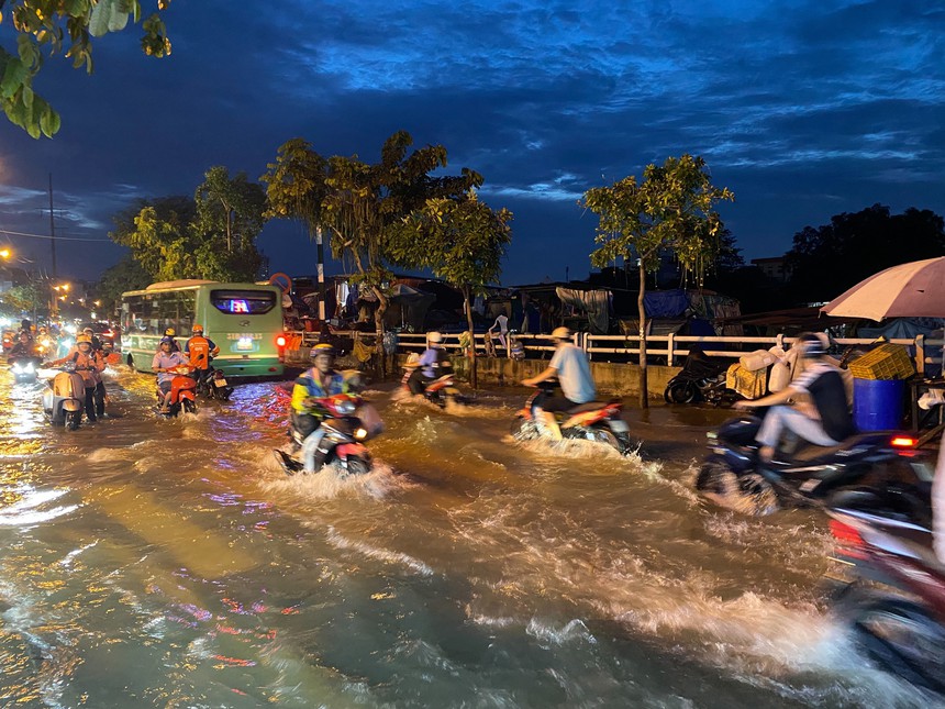 Đợt triều cường cao kỷ lục trong 14 năm qua trên sông Đồng Nai đã "hạ nhiệt" - Ảnh 1. Đợt triều cường cao kỷ lục trong 14 năm qua trên sông Đồng Nai đã "hạ nhiệt" - Ảnh 1.