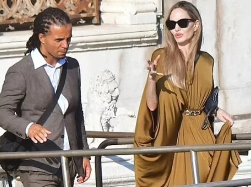 Angelina Jolie xuất hiện phong cách ở Los Angeles sau khi rộ tin chuyện tình cảm với bạn trai kém tuổi - Ảnh 5. Angelina Jolie xuất hiện phong cách ở Los Angeles sau khi rộ tin chuyện tình cảm với bạn trai kém tuổi - Ảnh 5.