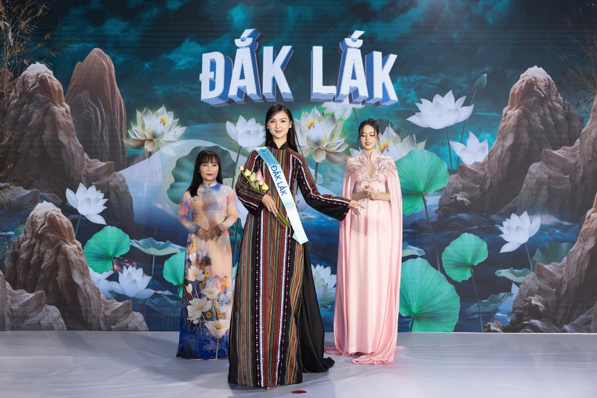 Thí sinh mặc áo dài, khoác phượng bào đăng quang Hoa hậu Quốc gia Việt Nam - Ảnh 4. Thí sinh mặc áo dài, khoác phượng bào đăng quang Hoa hậu Quốc gia Việt Nam - Ảnh 4.