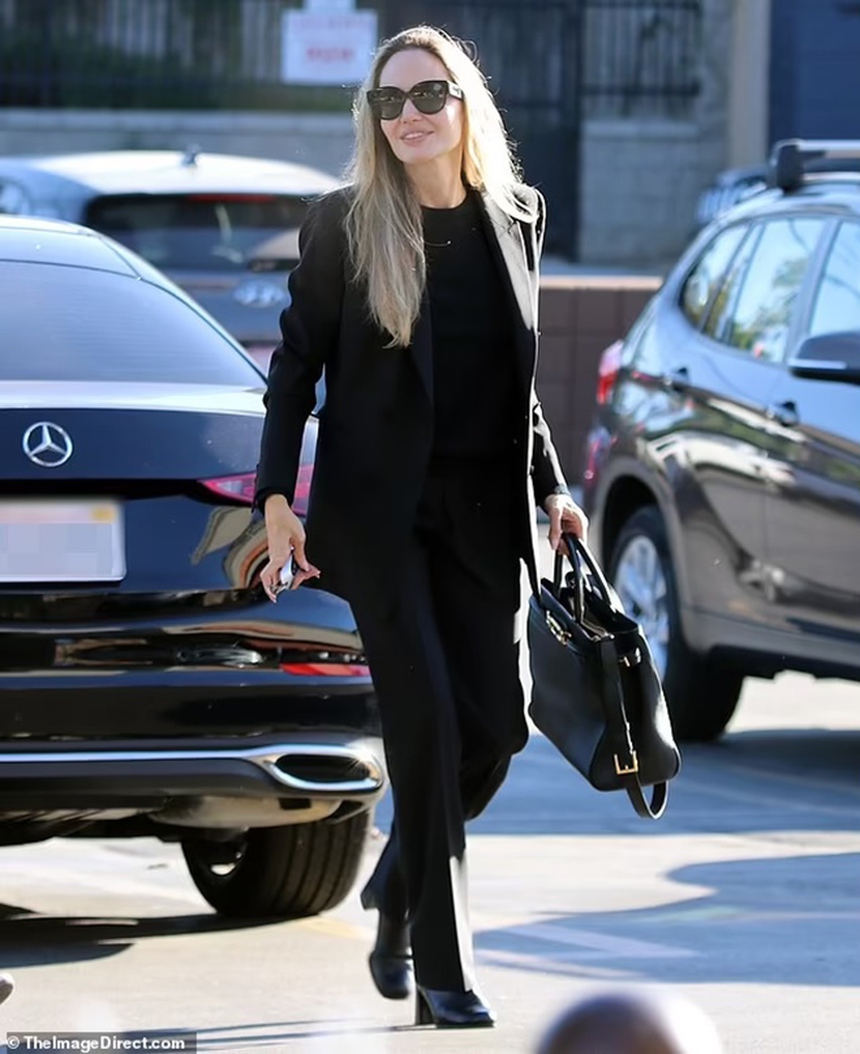 Angelina Jolie xuất hiện phong cách ở Los Angeles sau khi rộ tin chuyện tình cảm với bạn trai kém tuổi - Ảnh 1. Angelina Jolie xuất hiện phong cách ở Los Angeles sau khi rộ tin chuyện tình cảm với bạn trai kém tuổi - Ảnh 1.