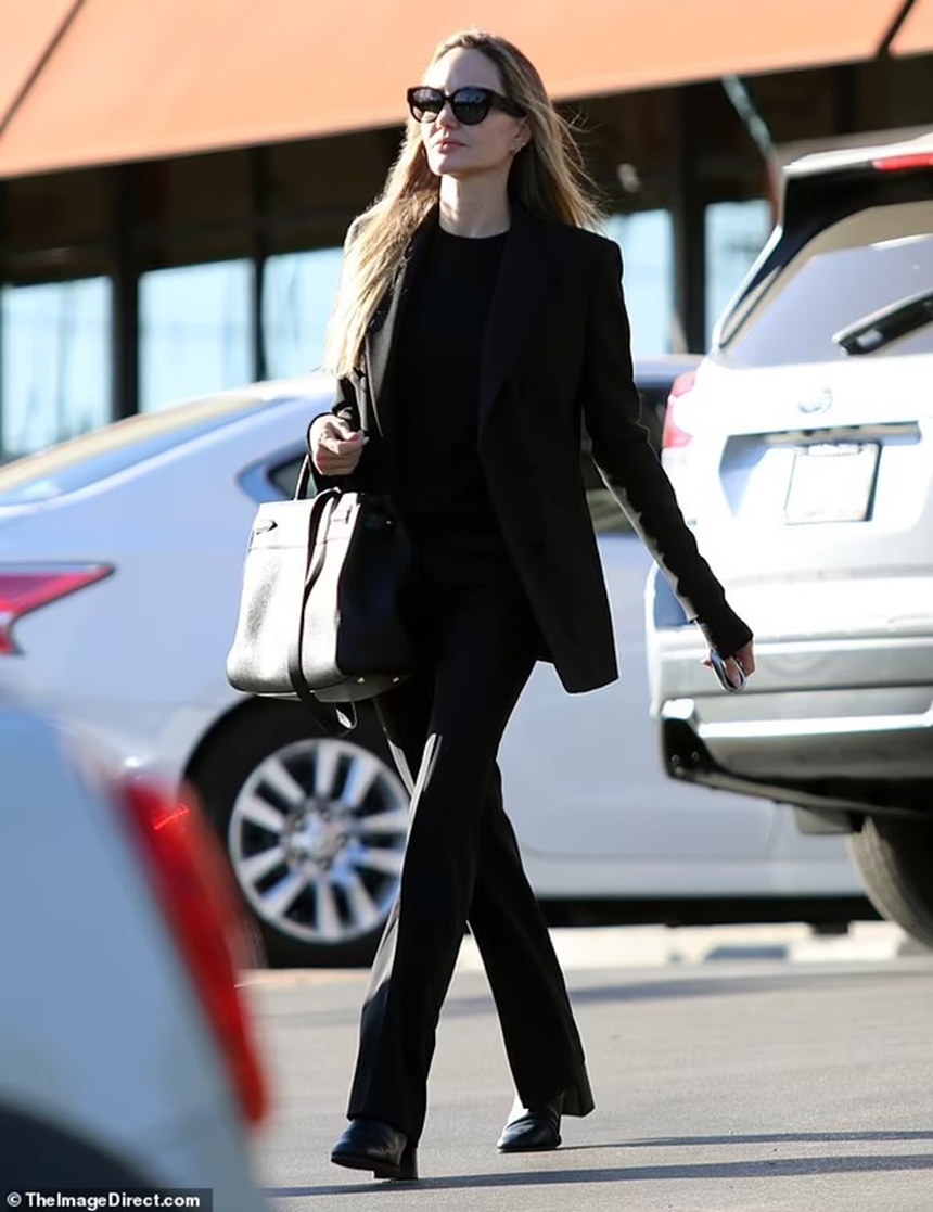 Angelina Jolie xuất hiện phong cách ở Los Angeles sau khi rộ tin chuyện tình cảm với bạn trai kém tuổi - Ảnh 2. Angelina Jolie xuất hiện phong cách ở Los Angeles sau khi rộ tin chuyện tình cảm với bạn trai kém tuổi - Ảnh 2.