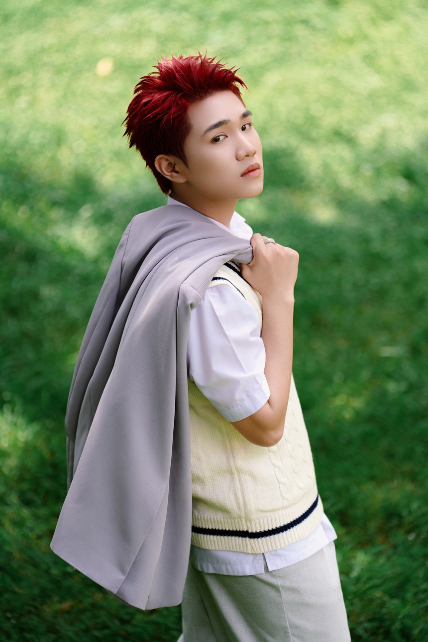 Captain Boy rủ RHYDER “cạnh tranh tình yêu” ở MV "Ừ thì chia tay" - Ảnh 1.