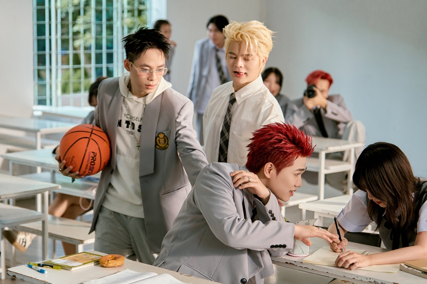 Captain Boy rủ RHYDER “cạnh tranh tình yêu” ở MV "Ừ thì chia tay" - Ảnh 4.