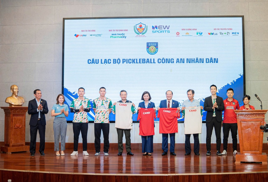 CLB Pickleball Công An Nhân Dân ra mắt áo thi đấu 2024 - Ảnh 1. CLB Pickleball Công An Nhân Dân ra mắt áo thi đấu 2024 - Ảnh 1.