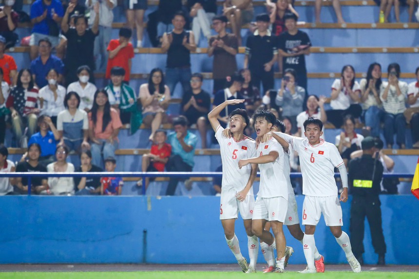 Sao trẻ HAGL ghi bàn 'chốt hạ', U17 Việt Nam sáng cửa tiến vào VCK U17 châu Á - Ảnh 2. Sao trẻ HAGL ghi bàn 'chốt hạ', U17 Việt Nam sáng cửa tiến vào VCK U17 châu Á - Ảnh 2.