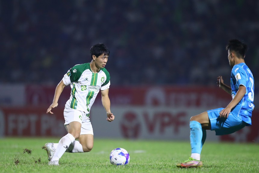 Tin nóng bóng đá Việt 27/10: Công Phượng bất ngờ vì khán giả tới kín sân, HAGL phản ứng sau án phạt nặng của FIFA - Ảnh 1. Tin nóng bóng đá Việt 27/10: Công Phượng bất ngờ vì khán giả tới kín sân, HAGL phản ứng sau án phạt nặng của FIFA - Ảnh 1.