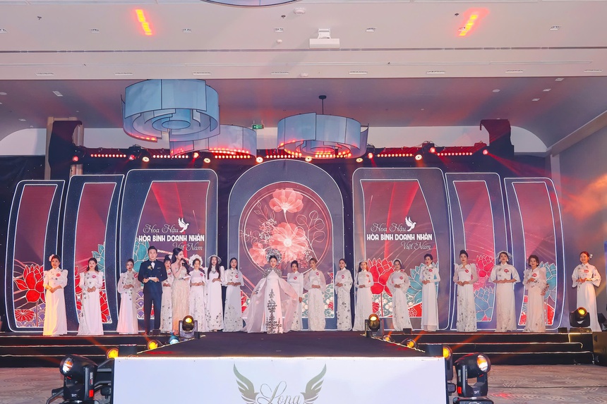 Người đẹp Huế đăng quang Hoa hậu Hoà bình Doanh nhân Việt Nam 2024 - Ảnh 1. Người đẹp Huế đăng quang Hoa hậu Hoà bình Doanh nhân Việt Nam 2024 - Ảnh 1.