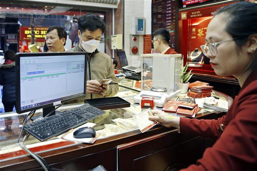 Giá vàng nhẫn vẫn tiệm cận gần vàng miếng - Ảnh 1. Giá vàng nhẫn vẫn tiệm cận gần vàng miếng - Ảnh 1.