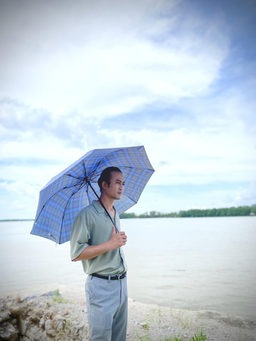 Loạt ảnh hậu trường vui vẻ, khác hẳn không khi căng thẳng trong phim 'Độc đạo' - Ảnh 8.