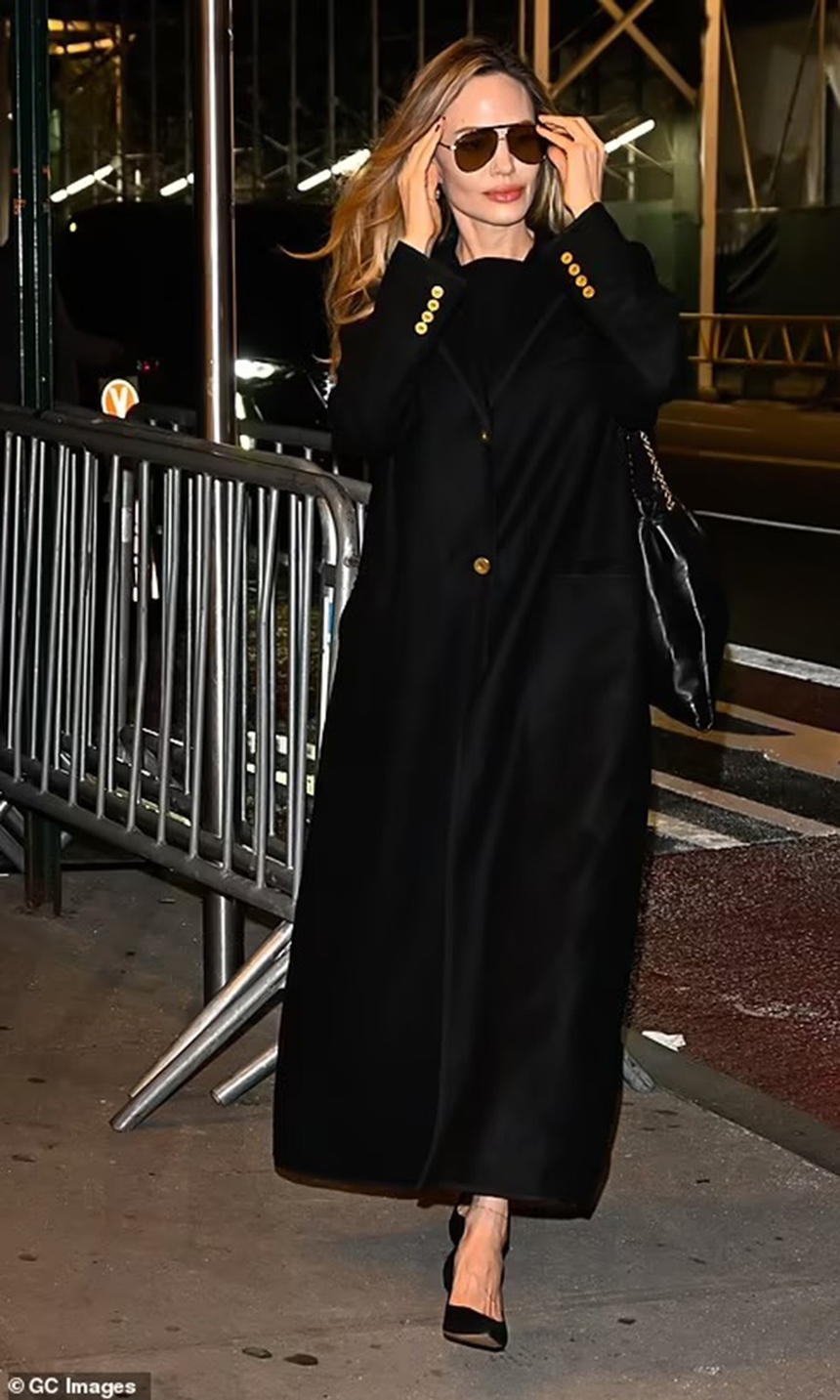 Angelina Jolie đang đeo một phụ kiện mà Jennifer Lopez đã sử dụng trong nhiều thập kỷ - Ảnh 2.