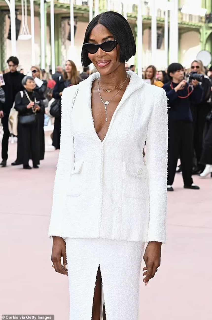 Naomi Campbell vẫn đều đặn đi show sau khi bị "tố" chi sai hàng trăm tỷ đồng tiền từ thiện - Ảnh 2. Naomi Campbell vẫn đều đặn đi show sau khi bị "tố" chi sai hàng trăm tỷ đồng tiền từ thiện - Ảnh 2.