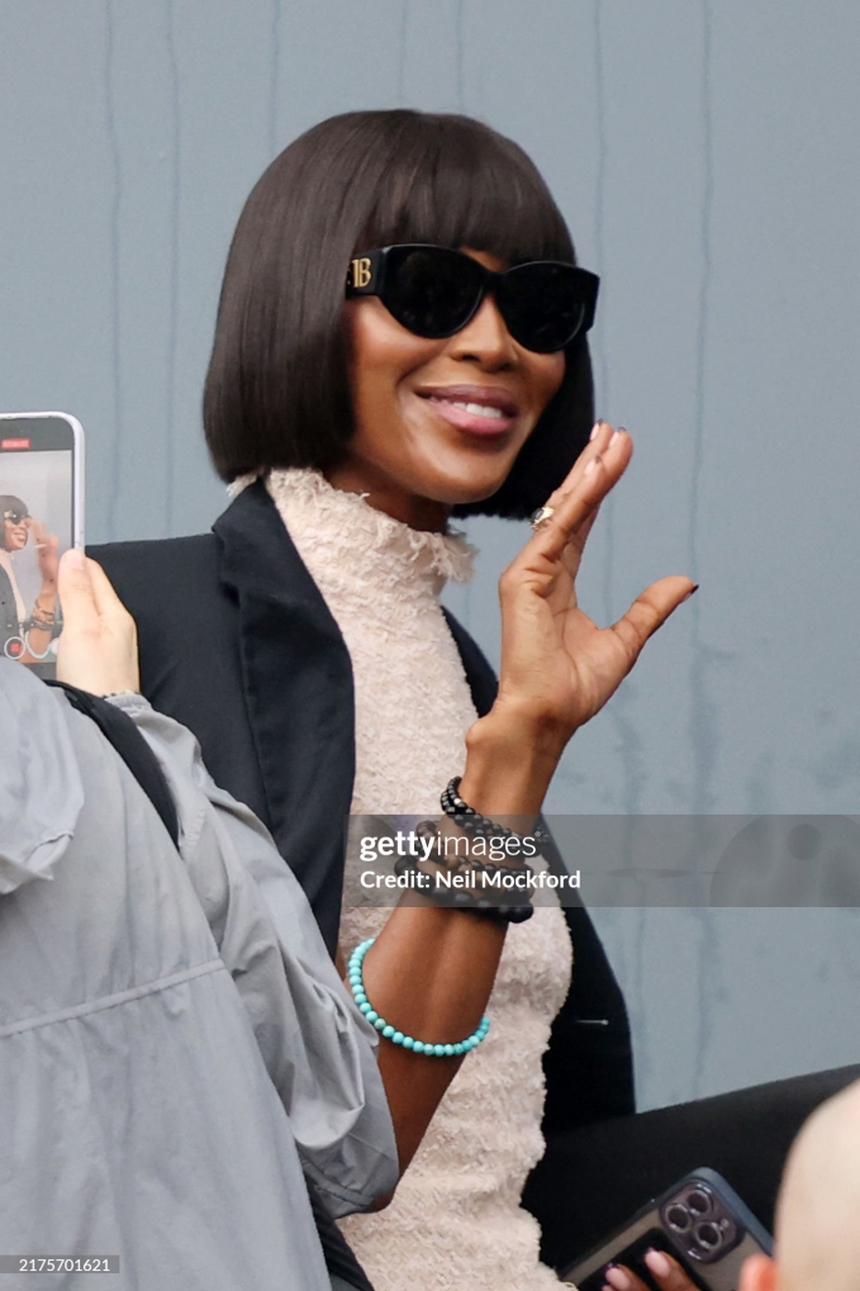 Naomi Campbell vẫn đều đặn đi show sau khi bị "tố" chi sai hàng trăm tỷ đồng tiền từ thiện - Ảnh 4. Naomi Campbell vẫn đều đặn đi show sau khi bị "tố" chi sai hàng trăm tỷ đồng tiền từ thiện - Ảnh 4.