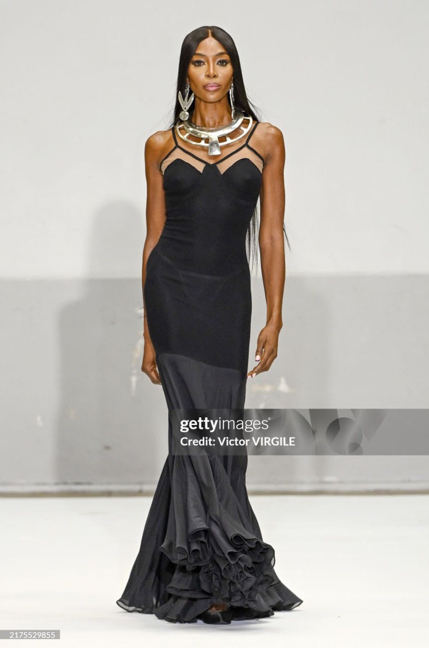 Naomi Campbell vẫn đều đặn đi show sau khi bị "tố" chi sai hàng trăm tỷ đồng tiền từ thiện - Ảnh 6. Naomi Campbell vẫn đều đặn đi show sau khi bị "tố" chi sai hàng trăm tỷ đồng tiền từ thiện - Ảnh 6.