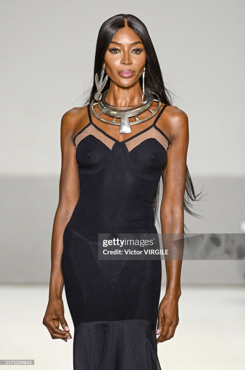 Naomi Campbell vẫn đều đặn đi show sau khi bị "tố" chi sai hàng trăm tỷ đồng tiền từ thiện - Ảnh 7. Naomi Campbell vẫn đều đặn đi show sau khi bị "tố" chi sai hàng trăm tỷ đồng tiền từ thiện - Ảnh 7.