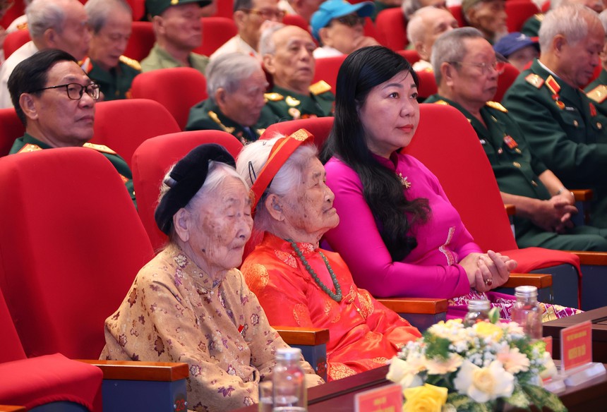 70 năm Giải phóng Thủ đô: Tri ân người trực tiếp tham gia giải phóng Thủ đô - Ảnh 3. 70 năm Giải phóng Thủ đô: Tri ân người trực tiếp tham gia giải phóng Thủ đô - Ảnh 3.